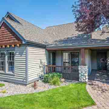 Beautiful 2-bedroom townhome with Patio, WiFi, AC Hotel Exterior