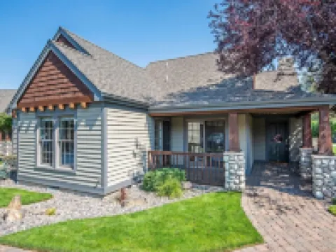 Beautiful 2-bedroom townhome with Patio, WiFi, AC Hotels in Sisters