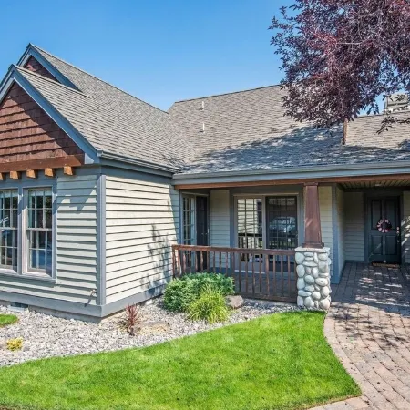 Beautiful 2-bedroom townhome with Patio, WiFi, AC