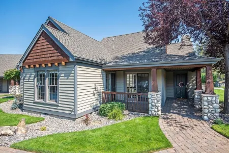 Beautiful 2-bedroom townhome with Patio, WiFi, AC