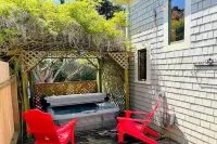 Historic Charm- 4 bedroom house in wonderful Fortuna with hot tub