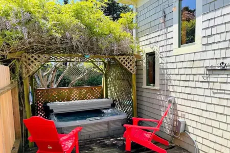 Historic Charm- 4 bedroom house in wonderful Fortuna with hot tub Отели в г. Фортуна