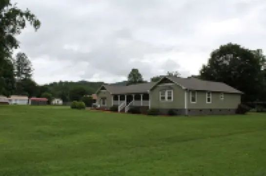 Deep Creek Apt#2, 2Bd/2Ba, A+ location just a mile from Nat Park, Train, Bryson