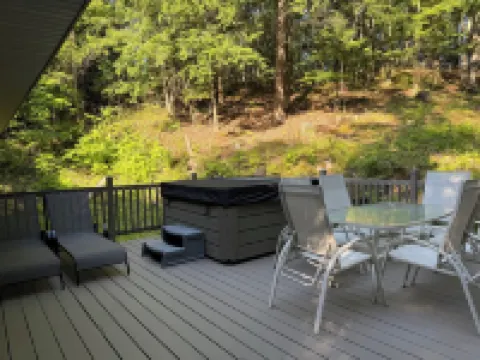 Peaceful cabin hideaway with fire pit & hot tub only 3 blocks from Walloon Lake