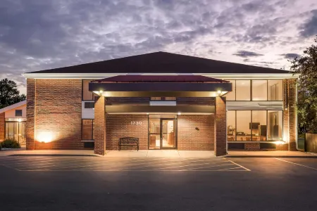 Super 8 by Wyndham Watertown WI Отели в г. Клайман