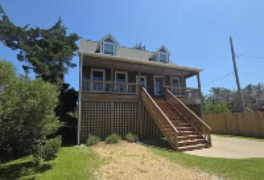 Charming Retreat with Screened Porch and Open Kitchen - Serene Escape