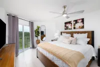 Oceanfront 2BR/2BA Remodeled Condo  King + Bunk Room Balcony Views