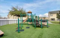 Cozy Vacay-Condo close to the theme parks!