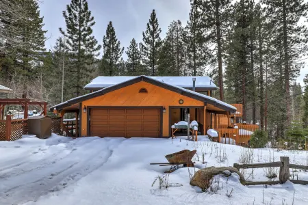 Tahoe Forest Chalet 3Br House w/ Mountain Views Отели в г. Стейтлайн