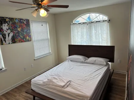 Luxury Townhouse in Newark Отели рядом с достопримечательностью «Short Hills Plaza»