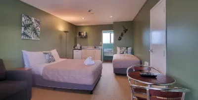 Canoe Safaris Lodge