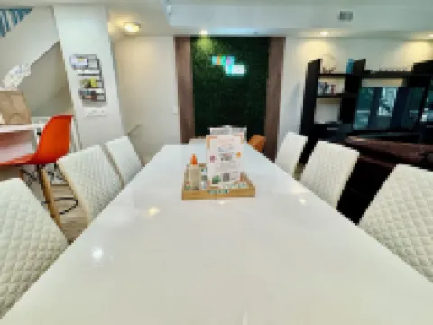 Vacay Vibes ~ Tropical Luxury Home in Mariners Club. Pools, Marina, Pickleball