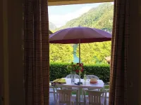 Directly on the lake with terrace for seven people Hotels in Idro