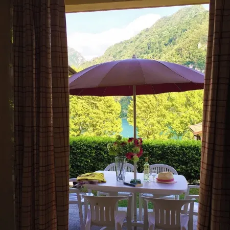 Directly on the lake with terrace for seven people