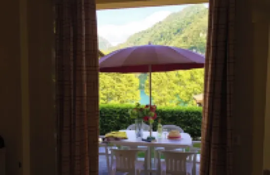 Directly on the lake with terrace for seven people