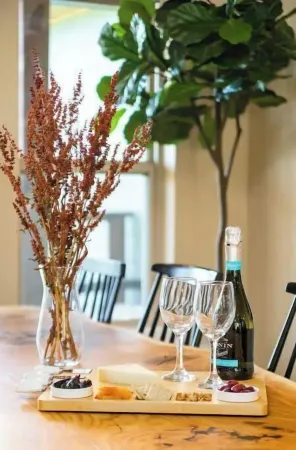 Refined Living Surrounded by Beautiful Scenery and Amazing Wildlife