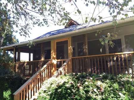 The Old Campbell Farm - a charming slice of 1884 history with a modern twist Отели рядом с достопримечательностью «Bartram Trail: Wallace Branch to William's Pulpit»