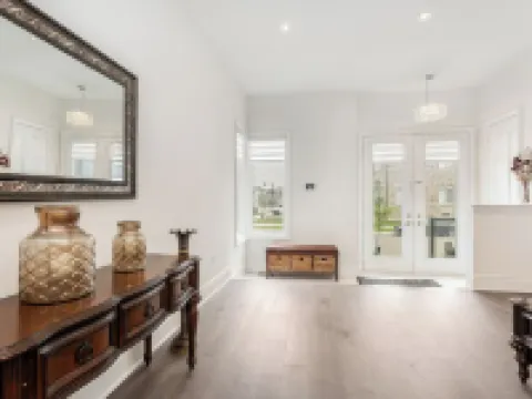 Grand Villa near Burlington 해밀턴 호텔