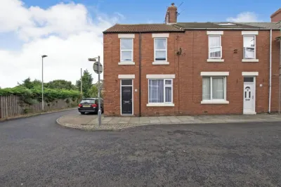 The Elderton, Newbiggin by the Sea, Northumberland.  3 minutes walk to the beach Hotels near Needles Eye Newbiggin By The Sea