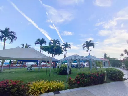 Discover the Ecuadorian paradise from our beachfront apartment!