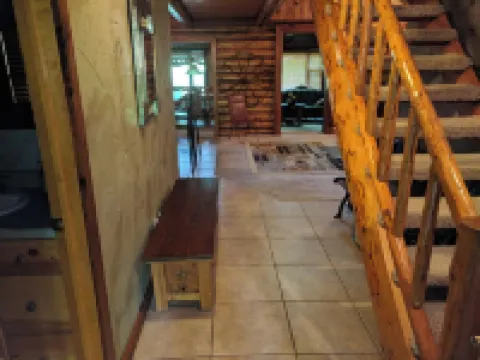 Charming Cozy 2-bedroom cabin with WiFi, in enchanting Canyon Lake on the River