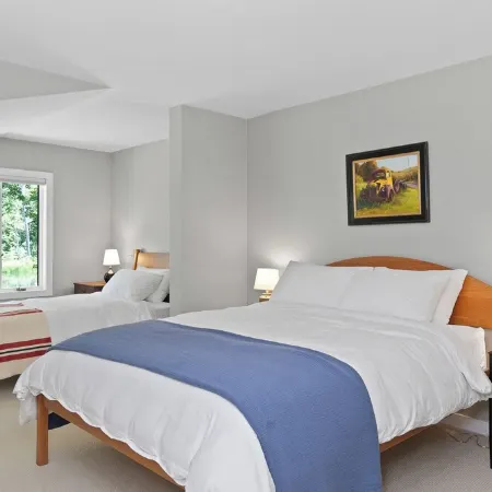 Downtown Middlebury River House Отели в г. Аддисон