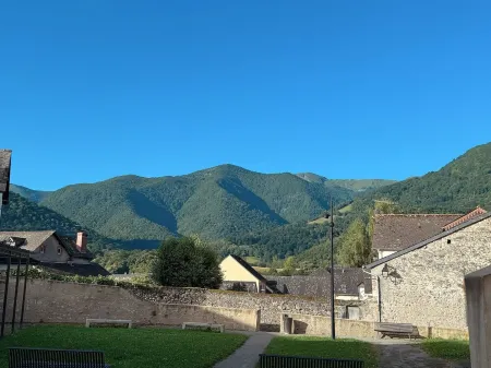 2 bedroom apartment with mountain view terrace - Lourdes Отели в г. Сен-Пе-де-Бигор