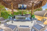 Spacious Luxury Oasis + Heated Pool+Jacuzzi+8P Tiki Bar- Beach Vibes Awaits You!