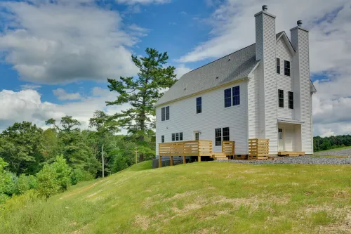 Timeless Hillsville Farmhouse Blue Ridge Parkway! - parking