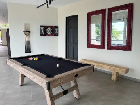 Stunning ocean front villa with pool and power generator. 10min drive to beach