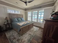 Relaxing Cottage Getaway on the Lake with full water access. Sleeps 12.