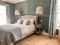 Home in Appledore with own parking and Hot Tub. Dogs welcomed