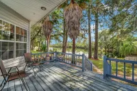 Backyard lake oasis, close to Tybee & Downtown, Low Country Lake Retreat