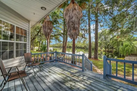 Backyard lake oasis, close to Tybee & Downtown, Low Country Lake Retreat