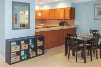 Spacious Cozy 3 bedroom unit with a private pool, centrally located in Freeport