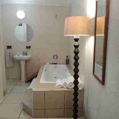 Exotic cool Bluebird Guest apartment- 5 min to beach Rooms