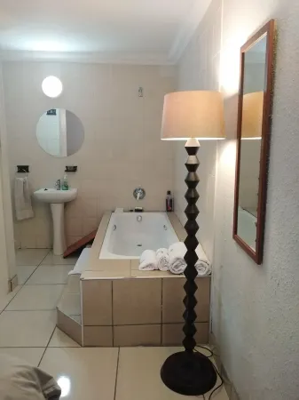 Exotic cool Bluebird Guest apartment- 5 min to beach