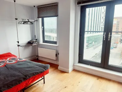 2 bedrooms flat @ London Sutton Station Zone 5 Hotel dekat Wallington