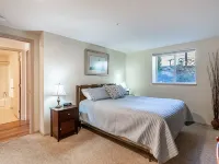 Lovely 2-bedroom condo in Chelan, close to town with mountain views Hotels in Chelan