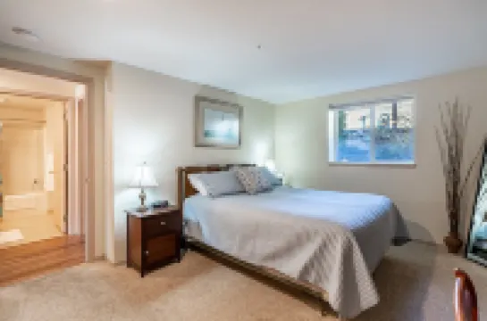 Lovely 2-bedroom condo in Chelan, close to town with mountain views