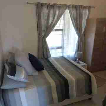 Private,Self checkout, 800m from the beach and Attractions Rooms