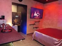 Unusual love cocoon with jacuzzi in the heart of the city love room incredible night Hotels in 9th arr.Vaise