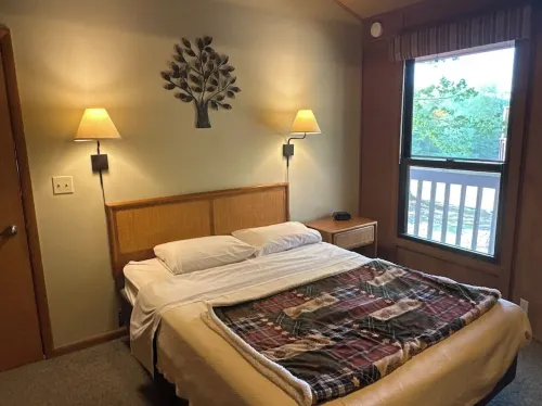 Eagle River Apple Tree House - Cozy 2-bedroom house - Sleeps 6