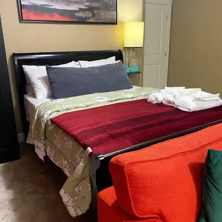 Cozy, Private Suite in Bedford — Bed, Laundry,kitchenette and Self Check in