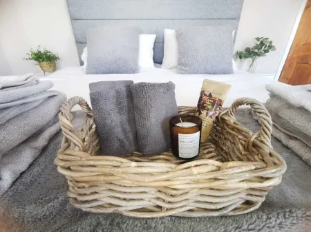 Beautiful 3 bedroom victorian terrace house 5 minutes drive to sandbanks beach! Отели рядом с достопримечательностью «Артс Юниверсити Борнмут»