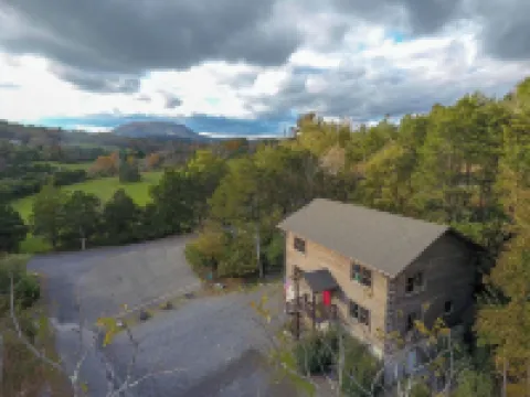 Cabin 25 - Spacious 6-bedroom private home minutes from downtown Lexington