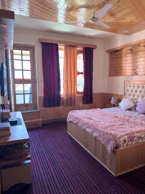 Cozy 1-bedroom apartment in serene Kullu with WiFi Các khách sạn gần Raghunathjee Temple