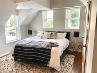 Fully Furnished Adorable Carriage House in Heart of downtown Kansas City