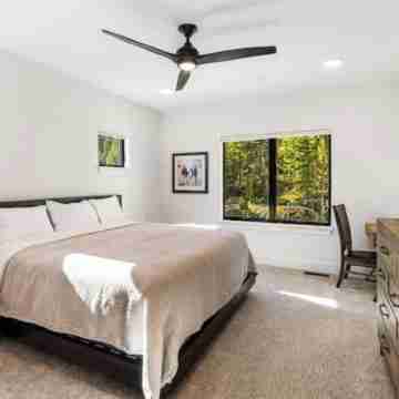 Luxurious Ski-In/Ski out adjacent Ski Slope side! Rooms