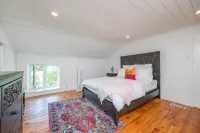 Stunning 5-Bedroom Historic Home in Southampton - steps to the beach! Hotels in Southampton